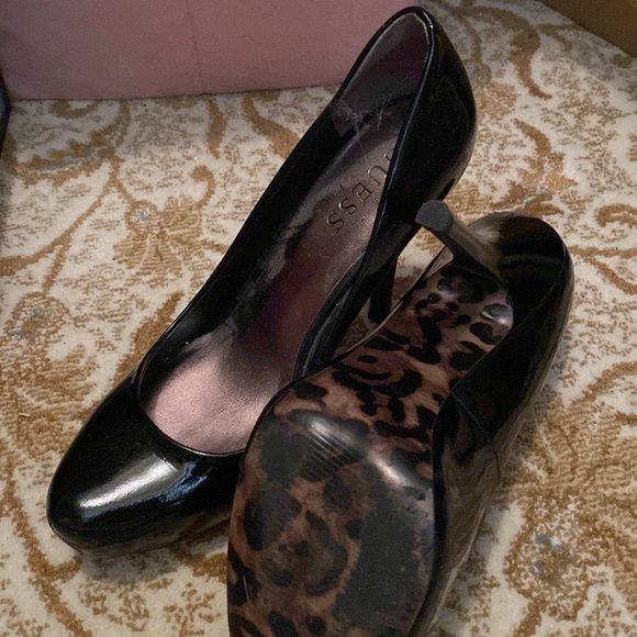 Like new size 6 guest Patten , leather pumps - Picture 3 of 3